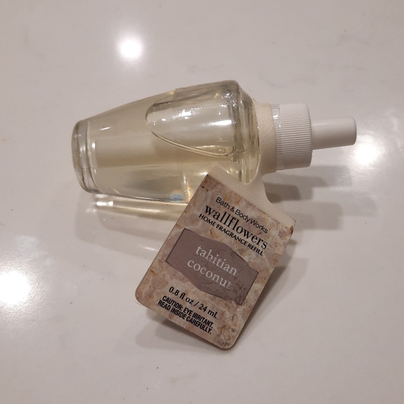 Bath & Body Works Wallflower Plug AND Refills NEW - Picture 3 of 8
